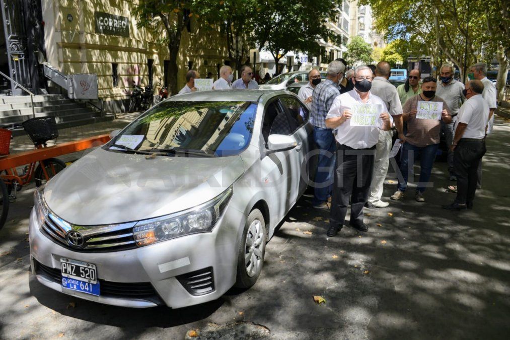 Los remiseros de Rosario protestaron en contra de Uber.