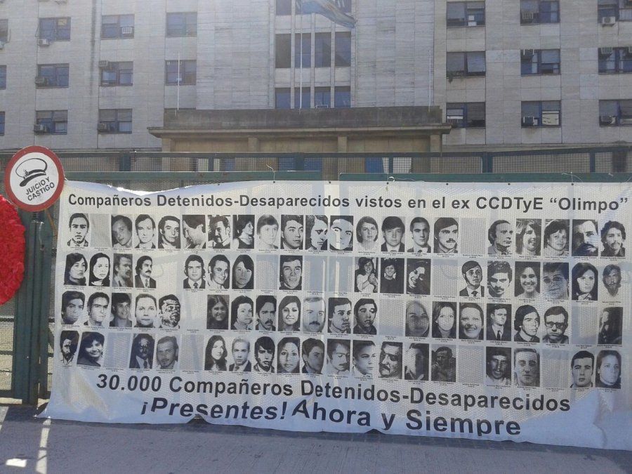 La última dictadura militar argentina dejo 30 mil desparecidos. 