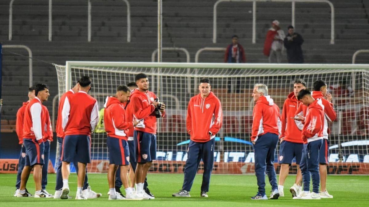 El plantel de Unión realizando el reconocimiento del campo de juego previo al duelo ante River.