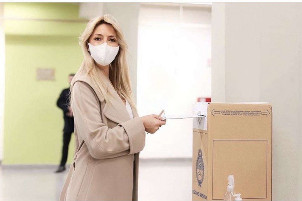 Beige y blanco, la apuesta de Fabiola Yáñez. 