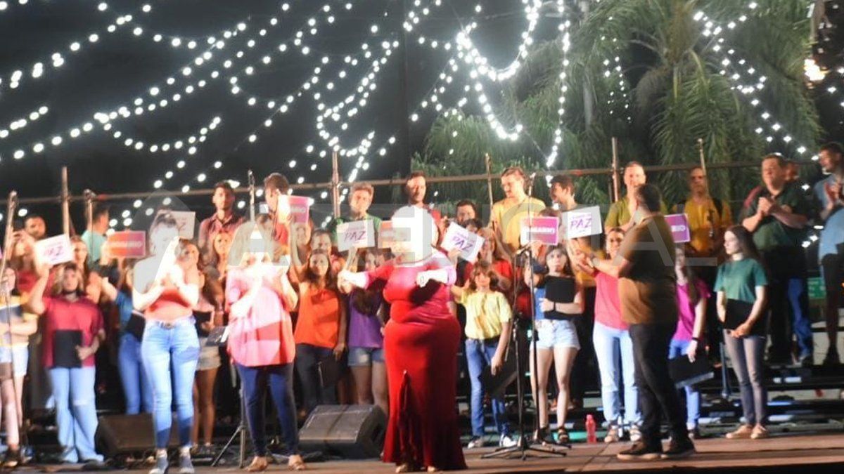 De la tradicional ceremonia de encendido del árbol de Navidad participaron representantes de distintos credos religiosos reunidos en la Mesa Interreligiosa por el Bien Común.
