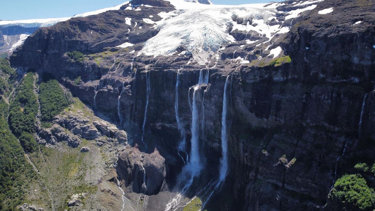 Glaciar Castaño Overa es un glaciar colgante cuyos desprendimientos generan un sonido que da nombre a este impresionante cerro. Glaciar Castaño Overa es un glaciar colgante cuyos desprendimientos generan un sonido que da nombre a este impresionante cerro.