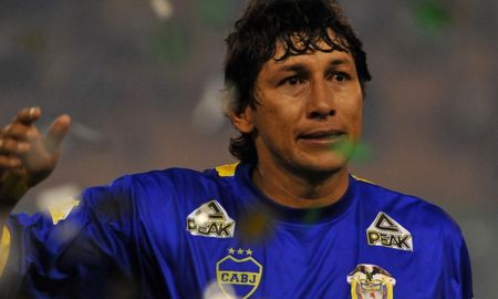 El ídolo del Xeneize acusó a Tévez de querer facilitar el retorno de Angelici a la dirigencia del club. El ídolo del Xeneize acusó a Tévez de querer facilitar el retorno de Angelici a la dirigencia del club.