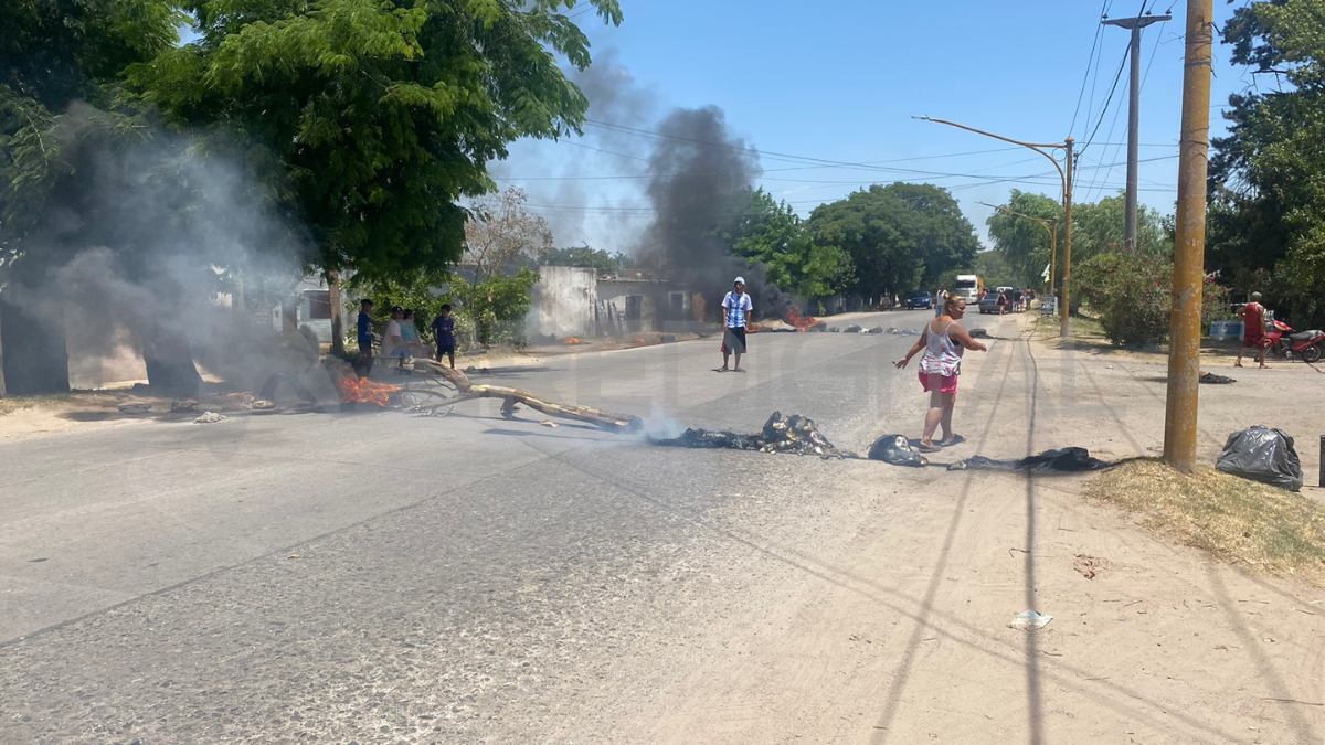 Los vecinos cortaron el tránsito en inmediaciones Teniente Loza y Menchaca.