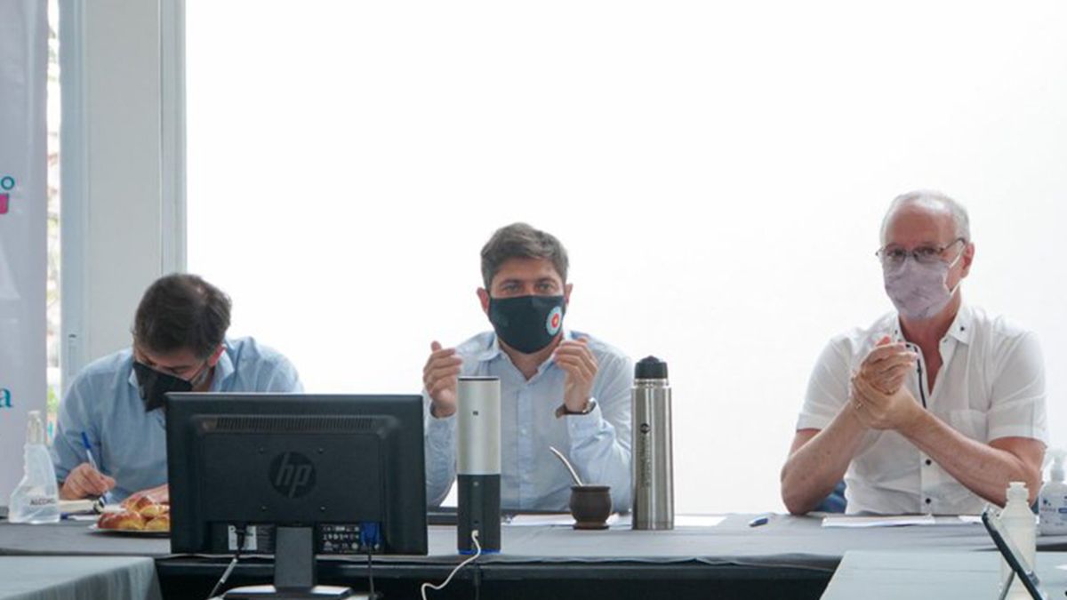 El gobernador bonaerense, Axel Kicillof, encabezó este martes una reunión con los intendentes de los municipios de la Costa Atlántica y resolvieron no tomar por el momento nuevas medidas restrictivas, aunque advirtieron sobre un marcado y acelerado crecimiento de casos de Covid-19 y apuntaron al relajamiento de la sociedad.