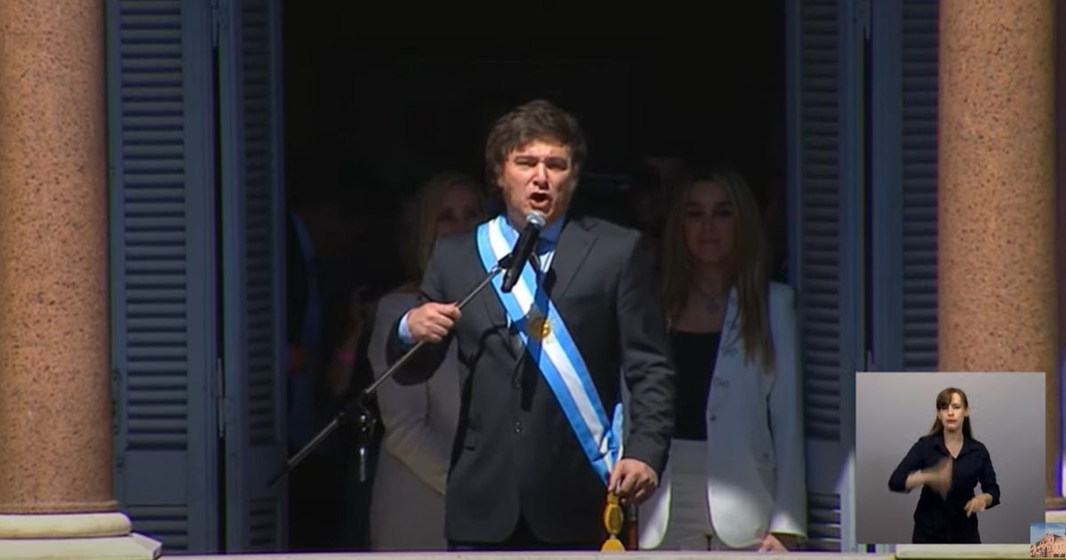 Tras la firma de su primer Decreto de Necesidad y Urgencia (DNU) 8/2023, Javier Milei estableció la reducción de los 19 ministerios a nueve. Tras la firma de su primer Decreto de Necesidad y Urgencia (DNU) 8/2023, Javier Milei estableció la reducción de los 19 ministerios a nueve.