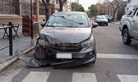 El coche quedó con fuertes daños en la carrocería. El coche quedó con fuertes daños en la carrocería.