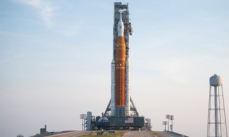 El cohete SLS, el más poderoso de la historia de la Nasa, ya está en la plataforma de lanzamiento. El cohete SLS, el más poderoso de la historia de la Nasa, ya está en la plataforma de lanzamiento.