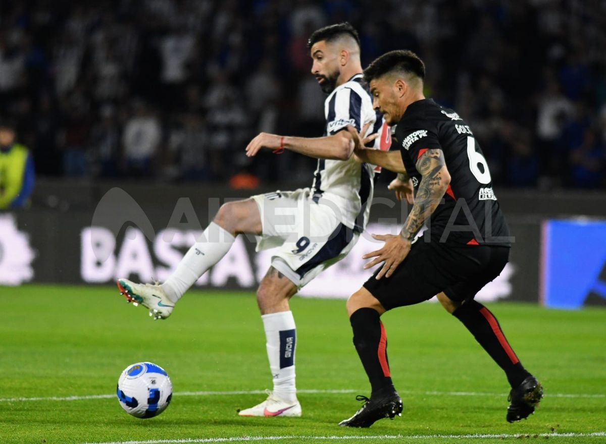 Paolo Goltz marca a Michael Santos durante el partido entre Talleres y Colón, por la Copa Libertadores.