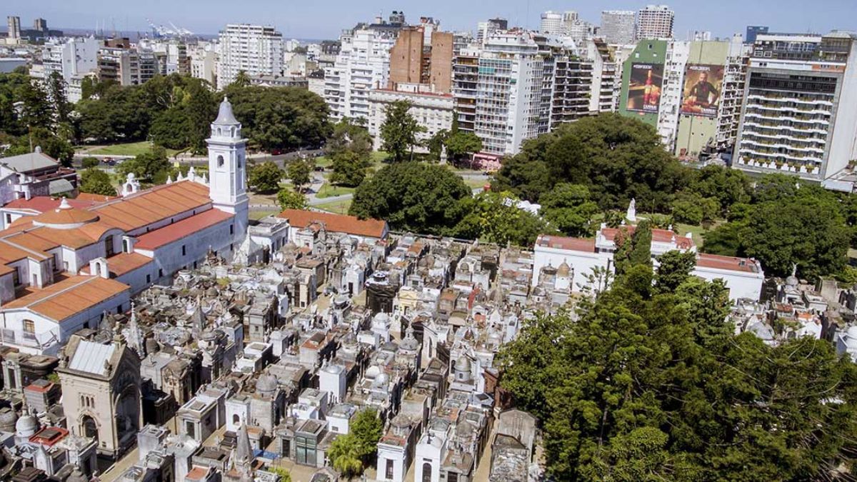El Cementerio de la Recoleta es uno de los lugares más visitados de la ciudad. El Cementerio de la Recoleta es uno de los lugares más visitados de la ciudad.