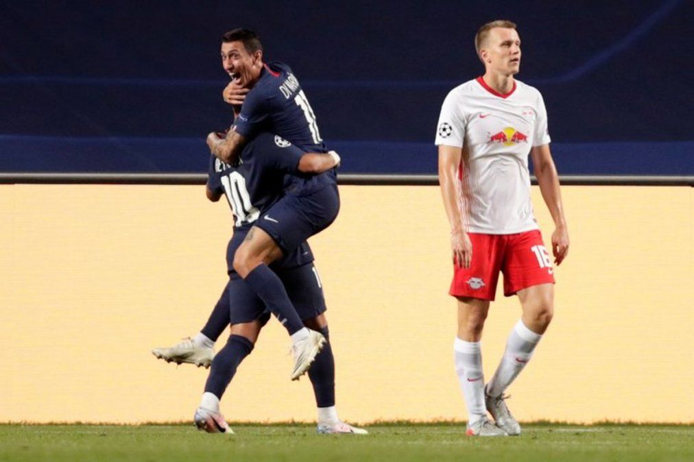 Di Mar&iacute;a celebra su gol con Neymar