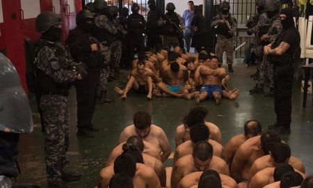 La decisión del gobierno provincial de reagrupar los presos de alto perfil del penal de Piñero, donde están alojados los cuadros medios de las bandas más importantes, derivó en una serie de ataques y balaceras que tuvieron como víctimas a trabajadores inocentes. La decisión del gobierno provincial de reagrupar los presos de alto perfil del penal de Piñero, donde están alojados los cuadros medios de las bandas más importantes, derivó en una serie de ataques y balaceras que tuvieron como víctimas a trabajadores inocentes.
