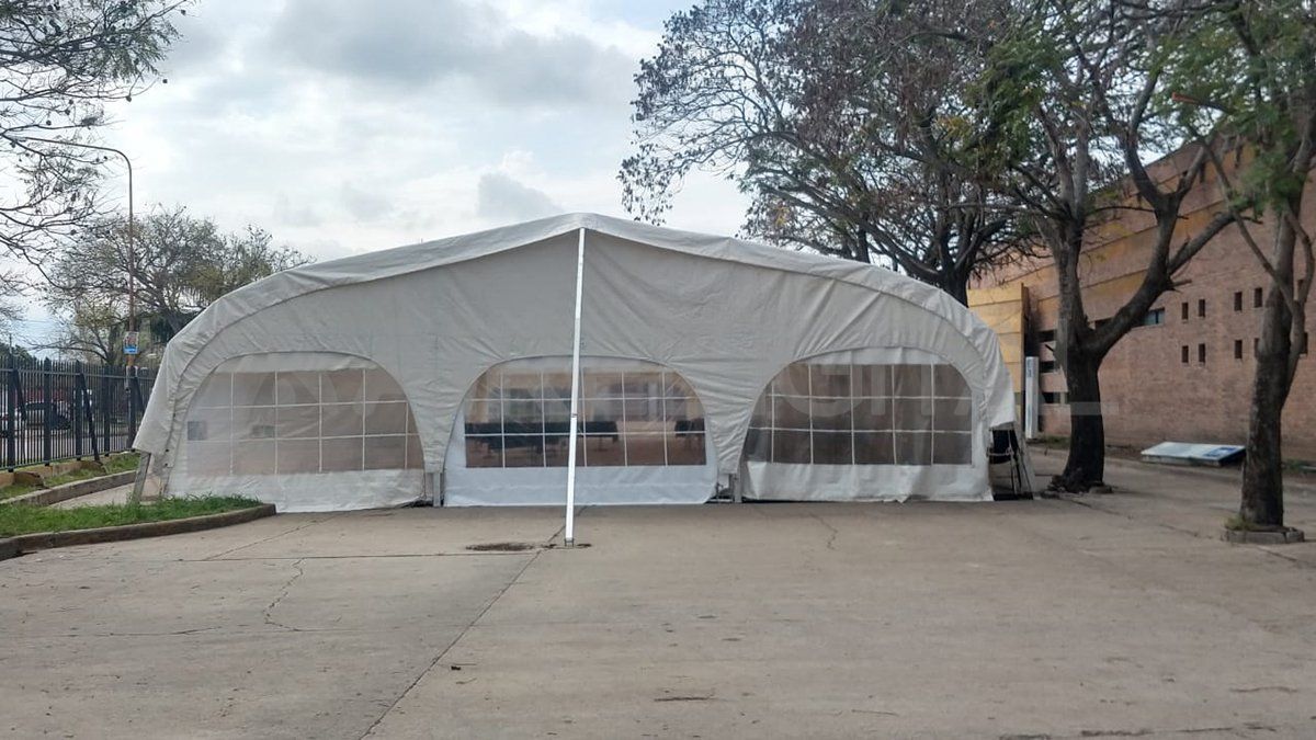 Los delincuentes habr&iacute;an saltado las rejas para ingresar a robar en la carpa.