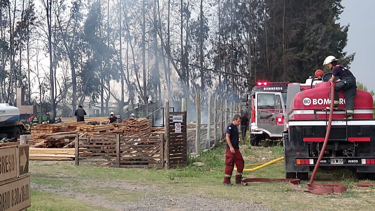 Durante por los menos dos horas trabajaron los bomberos para sofocar las llamas.&nbsp;