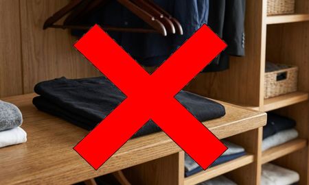 Remera negra en el placard. Remera negra en el placard.