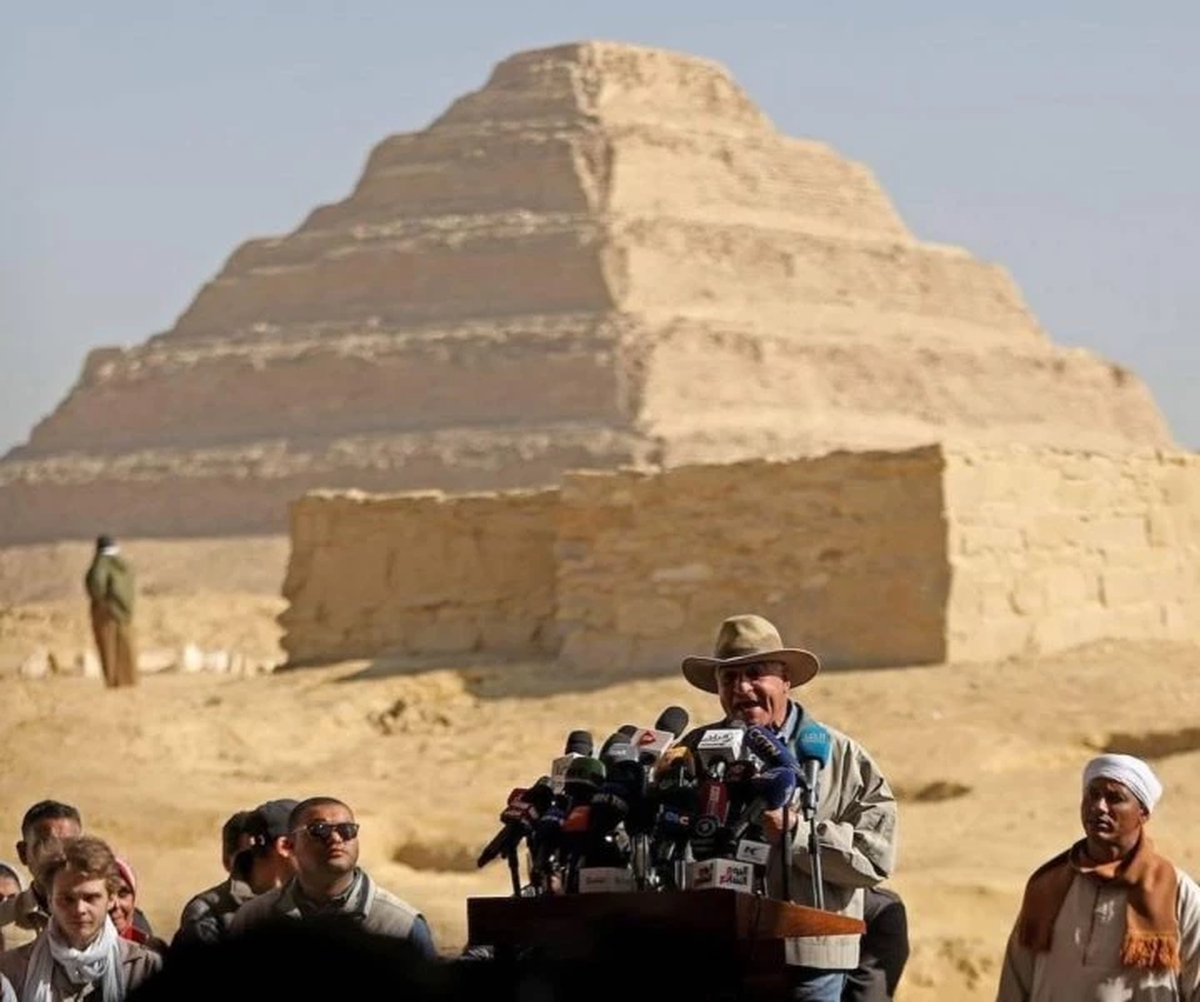 El arqueólogo Zahi Hawass comunicando sus recientes hallazgos en la zona de Saqqara. (Foto: Facebook Dr. Zahi Hawass)  