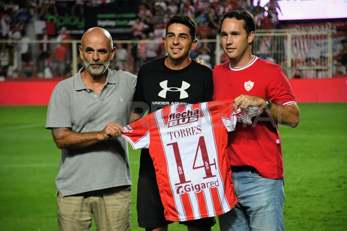 Reconocimiento y ovación de Unión para Memo Torres en la previa del partido