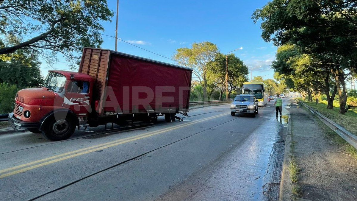 Un camión que transporta bebidas perdió dos ruedas traseras este lunes por la mañana en la salida del Puente Carretero hacia Santa Fe.