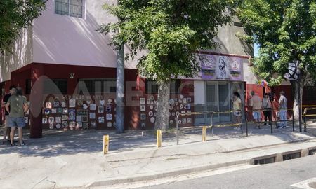 Atacaron a balazos la fachada de una escuela de Rosario y dejaron un mensaje mafioso Atacaron a balazos la fachada de una escuela de Rosario y dejaron un mensaje mafioso