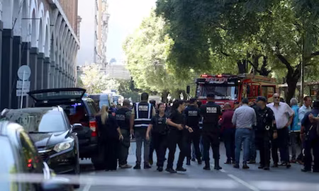 Tres personas resultaron heridas tras la explosión de una carta bomba en la Escuela Superior de Gendarmería ubicada en el barrio porteño de San Nicolás donde trabajan once móviles. Tres personas resultaron heridas tras la explosión de una carta bomba en la Escuela Superior de Gendarmería ubicada en el barrio porteño de San Nicolás donde trabajan once móviles.