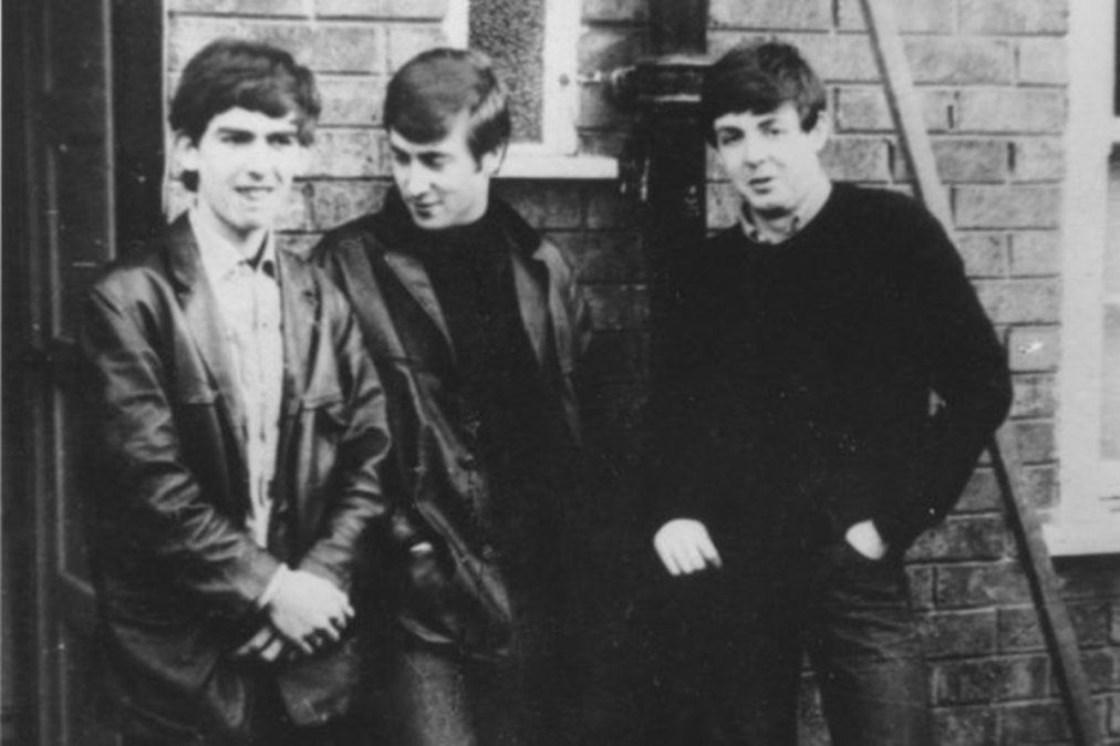 George Harrison, John Lennon y Paul McCartney, cuando todavía eran unos adolescentes en Liverpool soñando con convertirse en estrellas de rock