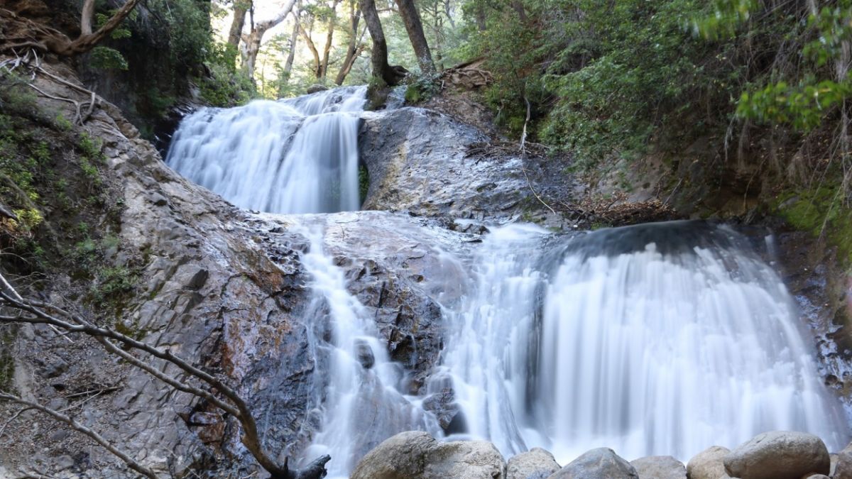 Oculta entre abundante naturaleza y un sendero de 400 metros, Cascada de los Duendes se presenta como un hermoso salto de agua. Oculta entre abundante naturaleza y un sendero de 400 metros, Cascada de los Duendes se presenta como un hermoso salto de agua.