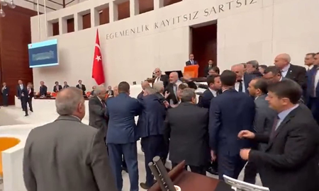 Feroz pelea en el parlamento de Turquía: un diputado terminó en terapia intensiva Feroz pelea en el parlamento de Turquía: un diputado terminó en terapia intensiva
