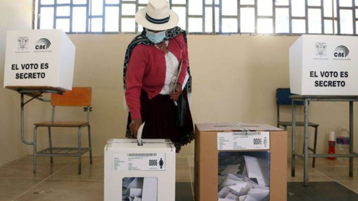 Los ecuatorianos votan este domingo en balotaje a su próximo presidente entre Andrés Arauz y Guillermo Lasso