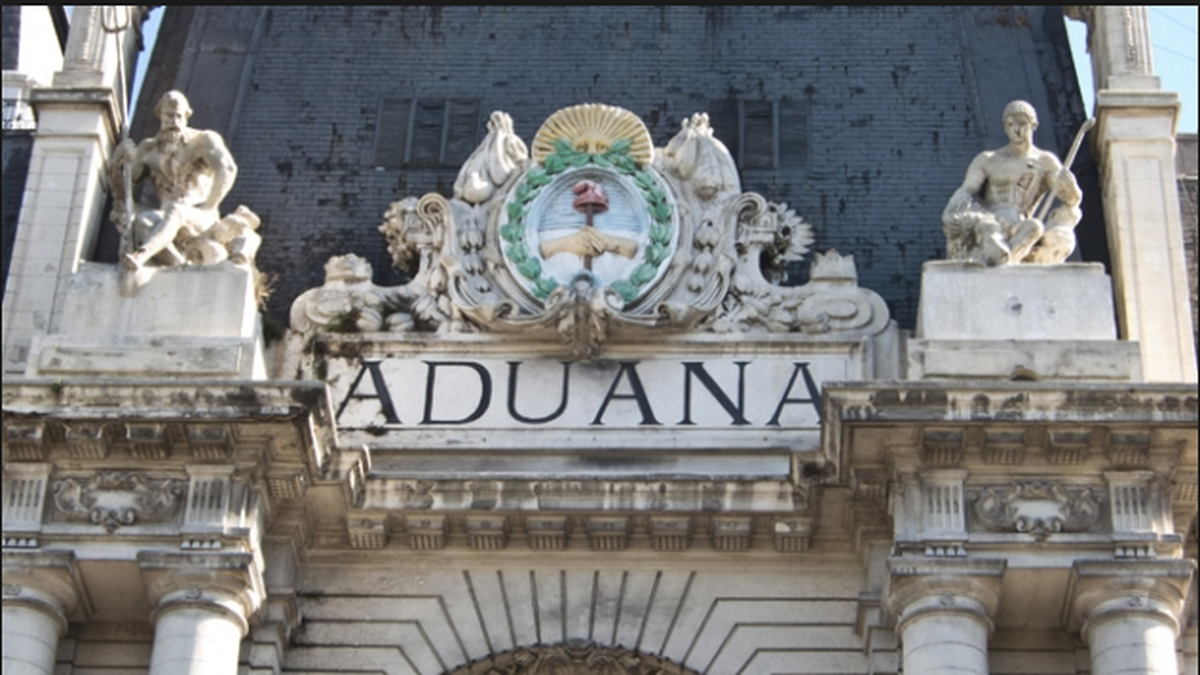 Suspendieron a otros cuatro funcionarios de la Aduana