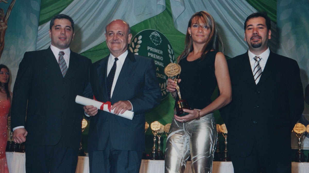 Luciana junto a su padre, Mario Galeota, recibiendo un premio a nombre de la empresa familiar. Luciana junto a su padre, Mario Galeota, recibiendo un premio a nombre de la empresa familiar.