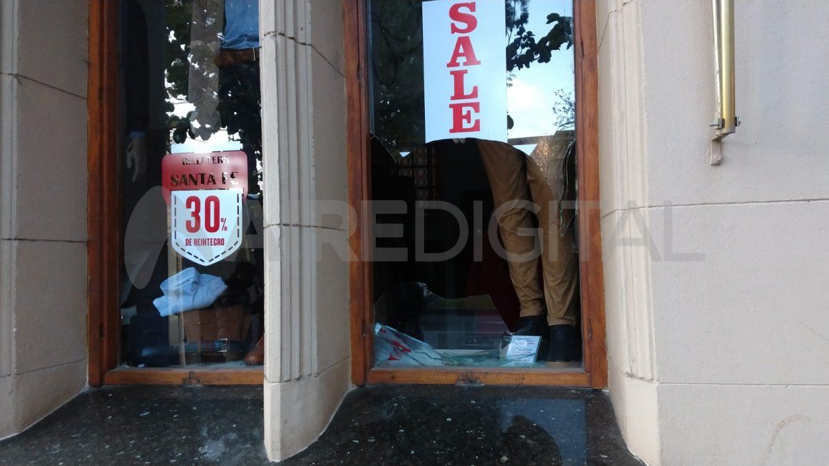 Este viernes a la madrugada, los delincuentes destrozaron la vidriera de Época, un negocio dedicado a la venta de indumentaria y accesorios.ñ