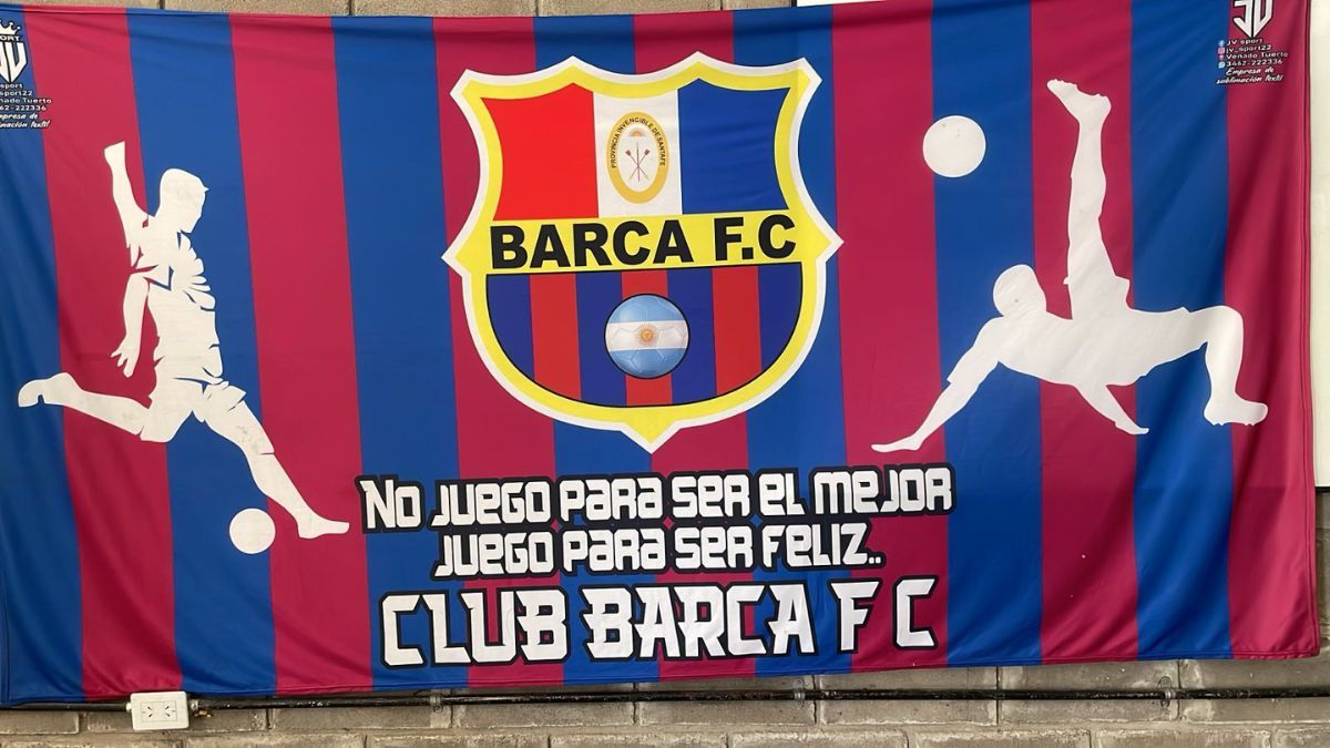 El Barca FC, con los colores azulgrana y un escudo diseñado por su presidenta que lleva la bandera de Argentina y la de Santa Fe.
