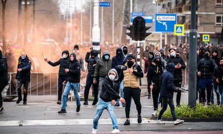El toque de queda decretado por el Gobierno de Países Bajos generó una ola de protestas. El toque de queda decretado por el Gobierno de Países Bajos generó una ola de protestas.