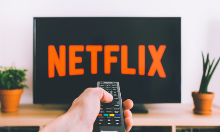 Suscriptores de Netflix caen por primera vez en una década y acciones se desploman un 24% Suscriptores de Netflix caen por primera vez en una década y acciones se desploman un 24%