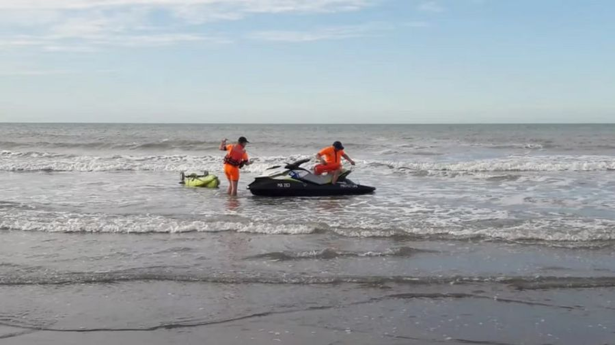 El operativo de búsqueda había comenzado el lunes poco después de que Malvar ingresara al mar cuando fue a la playa junto a cuatro amigos. El operativo de búsqueda había comenzado el lunes poco después de que Malvar ingresara al mar cuando fue a la playa junto a cuatro amigos.