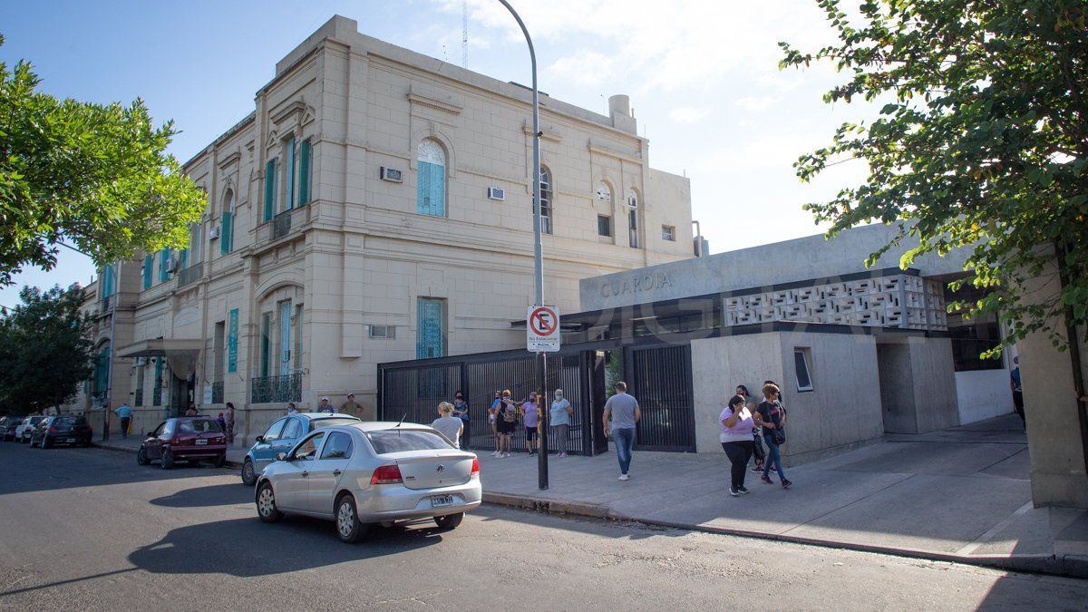 Al joven se le realizó una prolongada cirugía y se reparó uno de los vasos principales de la arteria carótida derecha. Pelea por su vida en el Cullen.