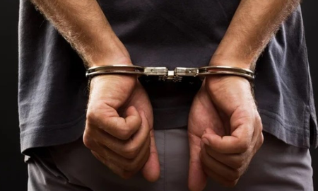 se saco las esposas y escapo de la policia gracias a que le faltan tres dedos: esta acusado de abuso sexual y creen que huyo a bolivia se saco las esposas y escapo de la policia gracias a que le faltan tres dedos: esta acusado de abuso sexual y creen que huyo a bolivia