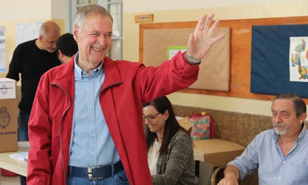 El candidato a la presidencia de Hacemos por Nuestro País, Juan Schiaretti, votó en una escuela de la ciudad de Córdoba. El candidato a la presidencia de Hacemos por Nuestro País, Juan Schiaretti, votó en una escuela de la ciudad de Córdoba.