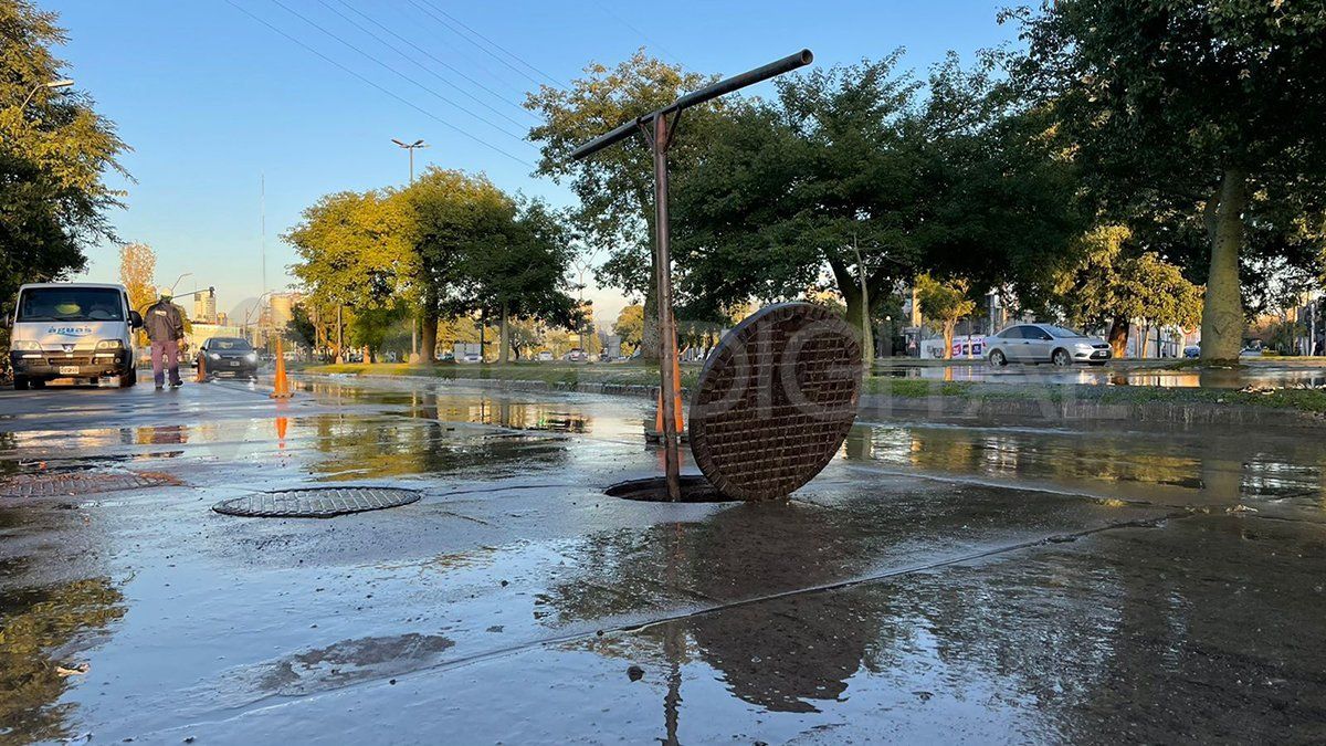 Assa trabaja en la reparación del caño.