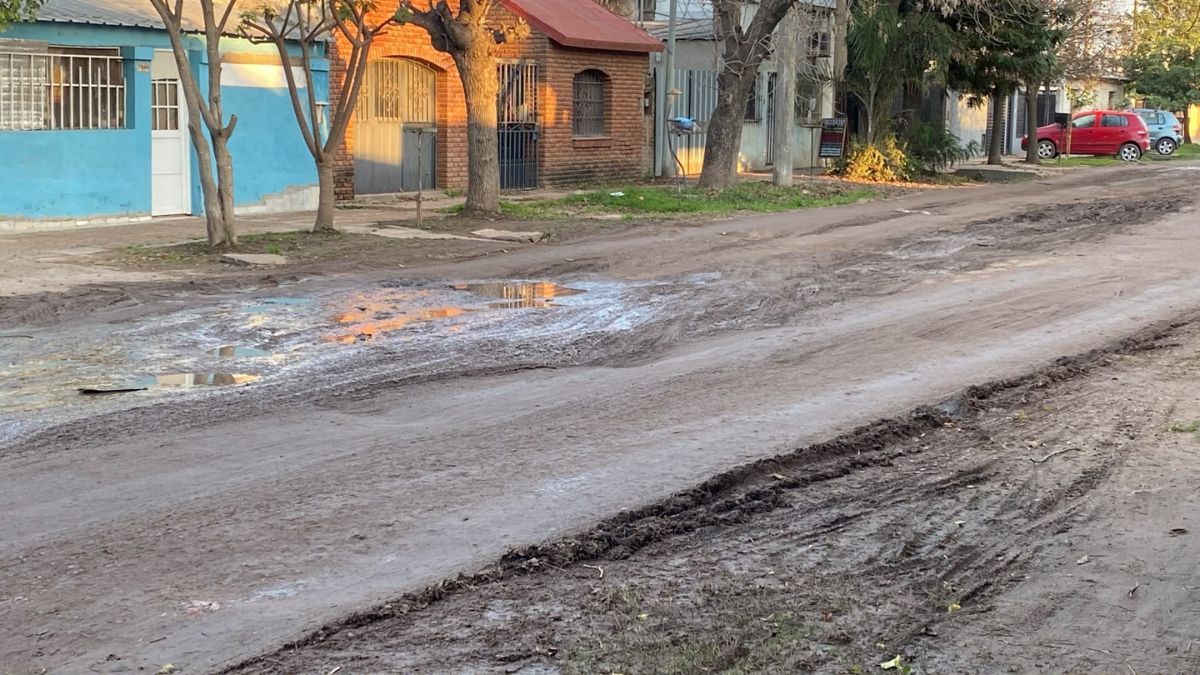 Vecinos de barrio Los Ángeles reclamaron por el mal estado de la calle Azopardo.