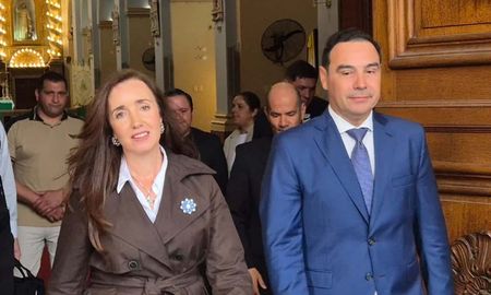 La vicepresidenta Victoria Villarruel visitó este sábado la provincia de Corrientes para encabezar junto al gobernador Gustavo Valdés la ceremonia de repatriación de restos de Granaderos caídos en la batalla de San Lorenzo. La vicepresidenta Victoria Villarruel visitó este sábado la provincia de Corrientes para encabezar junto al gobernador Gustavo Valdés la ceremonia de repatriación de restos de Granaderos caídos en la batalla de San Lorenzo.