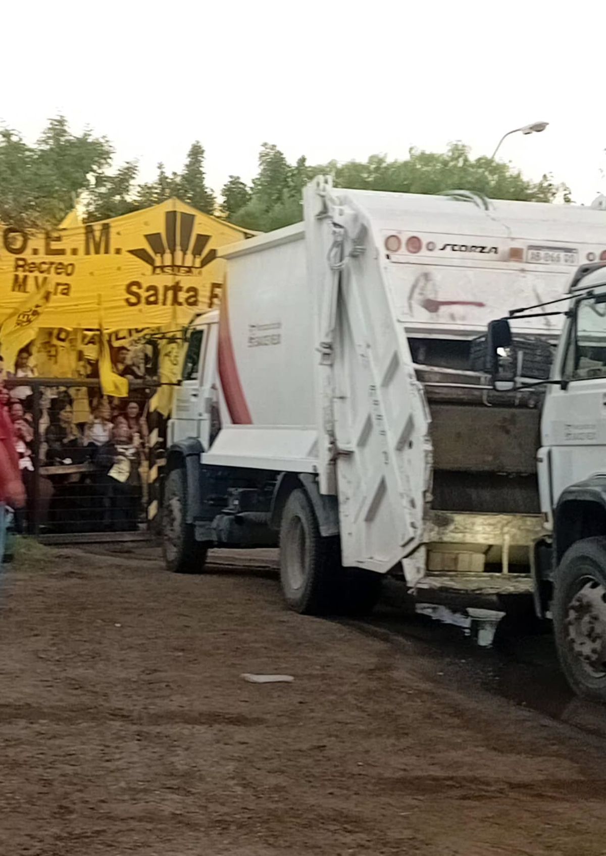 En el &uacute;ltimo conflicto en Sauce Viejo, el gremio ASOEM no permiti&oacute; que se brinden los servicios b&aacute;sicos y adem&aacute;s, seg&uacute;n denunci&oacute; el propio intendente Papaleo, gener&oacute; robos, destrozos y agresiones en la municipalidad.