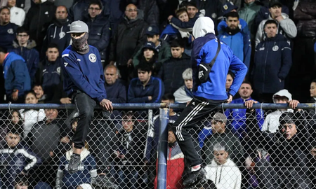 Así fue la invasión de los hinchas de Independiente Rivadavia que hizo detener el partido. Así fue la invasión de los hinchas de Independiente Rivadavia que hizo detener el partido.