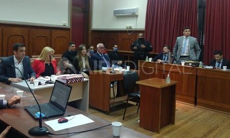 Los abogados defensores, de izquierda a derecha: Gervasoni y Knaeblein (Carrizo); Giordano y Torres del Sel (Ojeda); Morales y Montegrosso (Ortiz); Néstor y Sebastián Oroño (Rivero) Los abogados defensores, de izquierda a derecha: Gervasoni y Knaeblein (Carrizo); Giordano y Torres del Sel (Ojeda); Morales y Montegrosso (Ortiz); Néstor y Sebastián Oroño (Rivero)