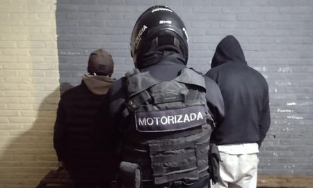 Los aprehendidos son un hombre mayor de edad de 35 años y un hombre menor de edad de 17 años. Los aprehendidos son un hombre mayor de edad de 35 años y un hombre menor de edad de 17 años.