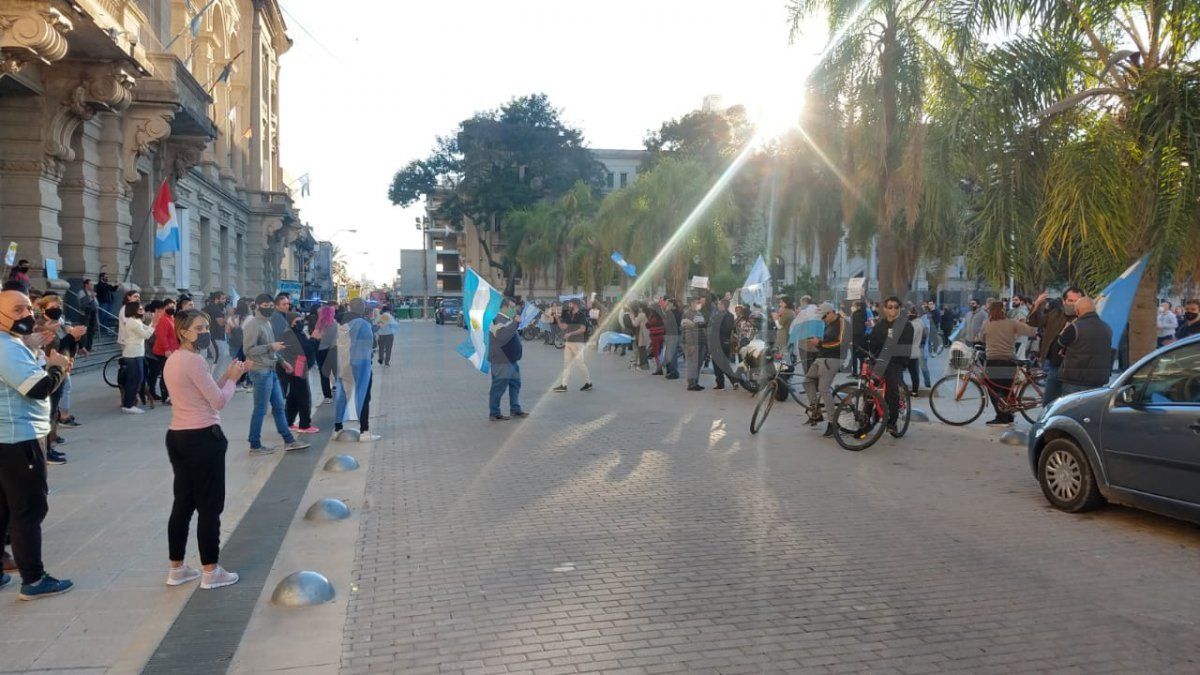 Unas 150 personas asistieron a la marcha contra las restricciones. 