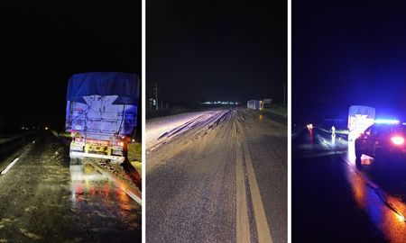 Un camión volcó su carga de cereal en Ruta 80 cerca de Gálvez y otro quedó atascado al intentar asistir. Un camión volcó su carga de cereal en Ruta 80 cerca de Gálvez y otro quedó atascado al intentar asistir.