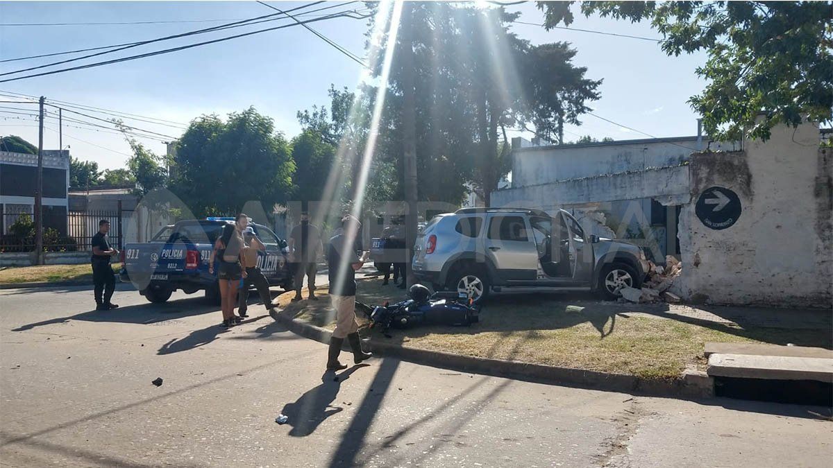 Al cruzarse en la intersección, el conductor de la Duster logró volantear para evitar el impacto con la moto.