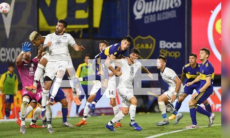 El momento en que Diego Valoyes convirtió el segundo gol de Talleres de Córdoba, que enfrentó a Boca Juniors por la sexta fecha de la Copa de la Liga Profesional en la Bombonera. El momento en que Diego Valoyes convirtió el segundo gol de Talleres de Córdoba, que enfrentó a Boca Juniors por la sexta fecha de la Copa de la Liga Profesional en la Bombonera.