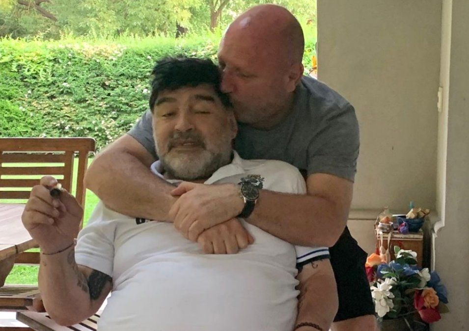 Un amigo de Maradona afirmó que al Diez lo emborrachaban para que no viera a sus hijas